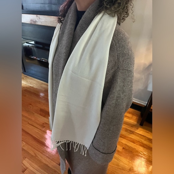 Steve Madden Womens Scarf Ivory White Mid Weight Muffler Fringe - Picture 7 of 9